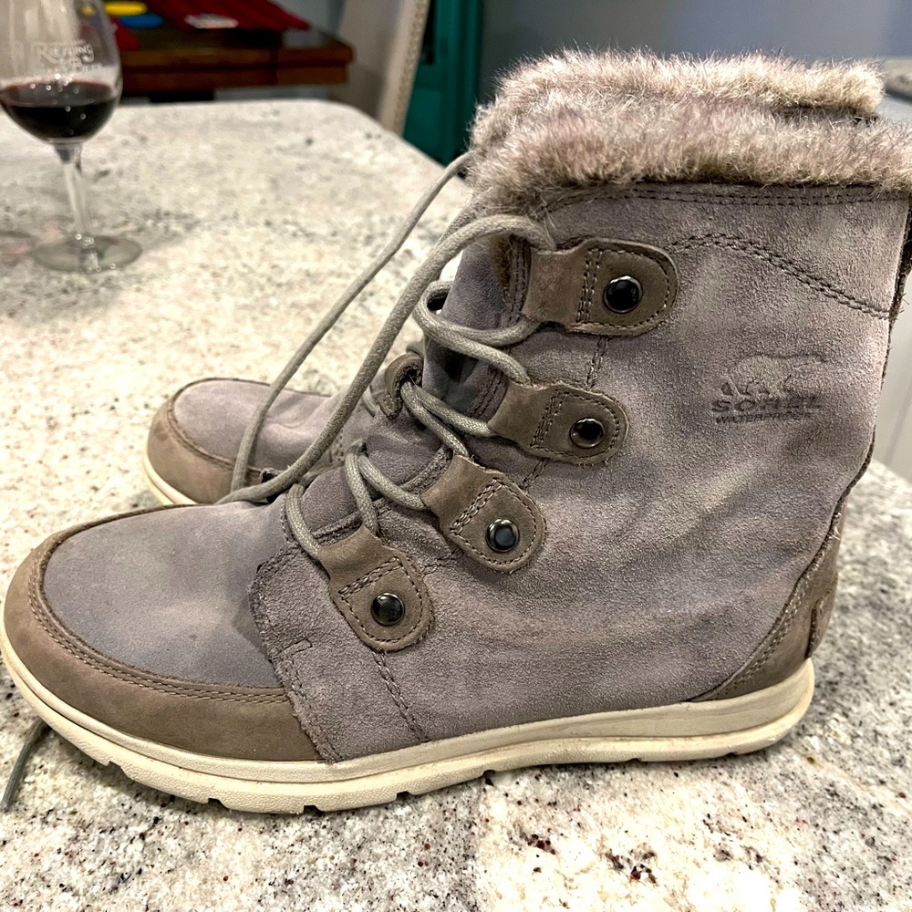 Size 9 women’s Sorel lightly worn boots in gray